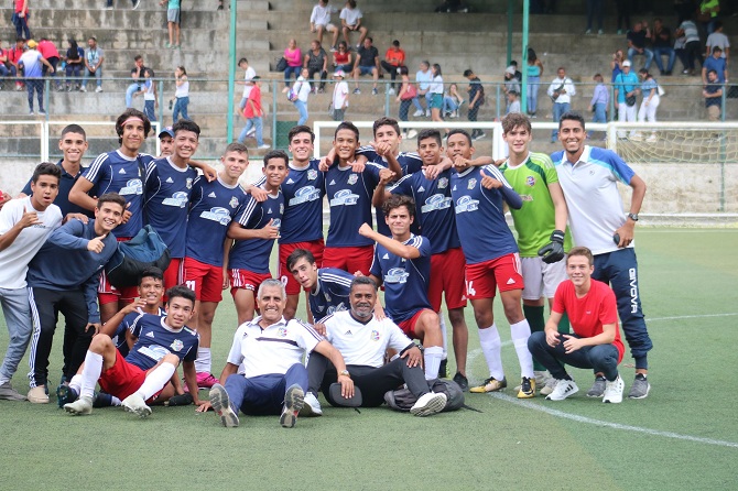 Foto_4_-_Celebración_Sub_17_vs_DPFC.JPG